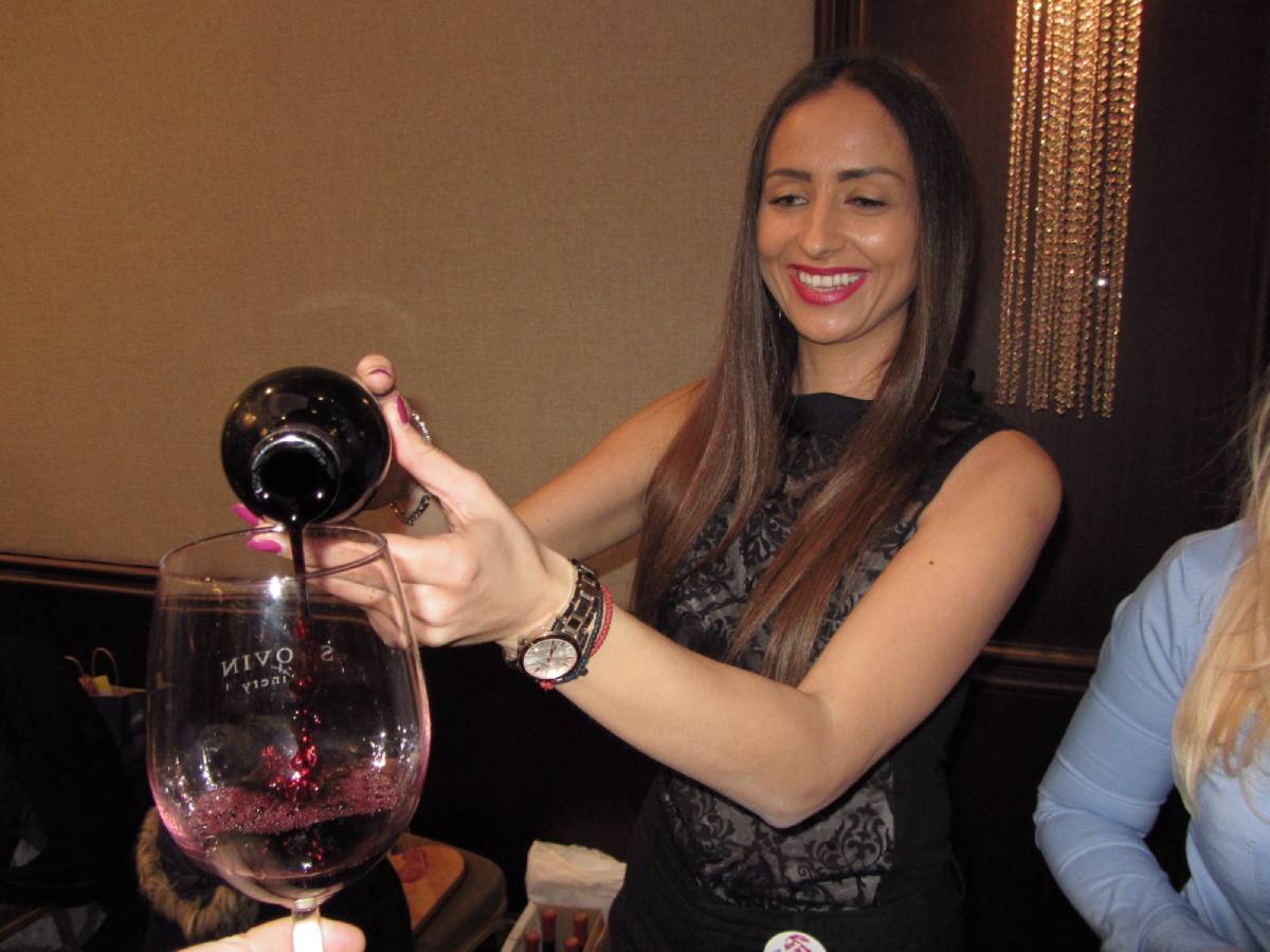 2026. devojka-vino.jpg (96 KB)