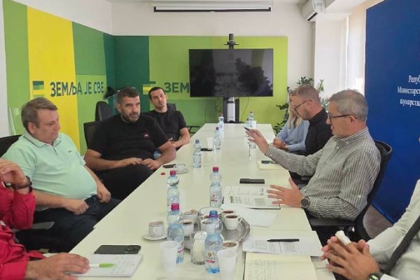 Glamočić sa poljoprivrednicima: 40 dinara nije realna cena suncokreta, očekujemo više